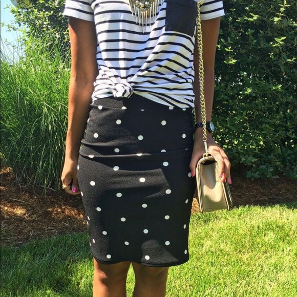 💼🌸🐝LulaRoe Feather Print Cassie Pencil Skirt💕 - Picture 4 of 10